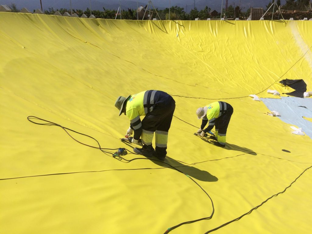 Impermeabilización de embalse para piscina natural, en esta opción se opto por PVC por la geometría del embalse,...