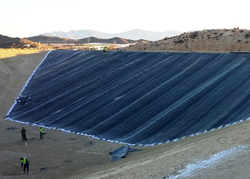 Impermeabilización del vaso de un embalse con capacidad aproximada de 60.000 m3 en el...